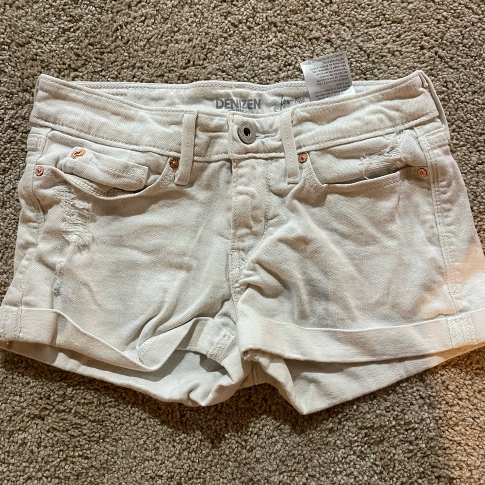 White Levi’s Denisen Juniors size 3 W26 Short